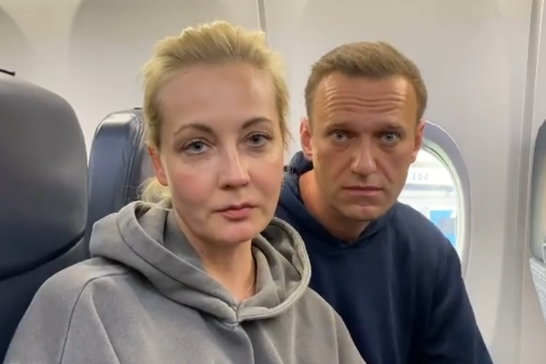 Навальный снимает маску - фото 1