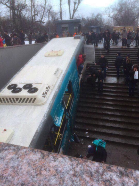В Москве автобус вылетел в подземный переход, погибли 4 человека (ВИДЕО, СПИСОК ПОГИБШИХ И ПОСТРАДАВШИХ) - фото 1