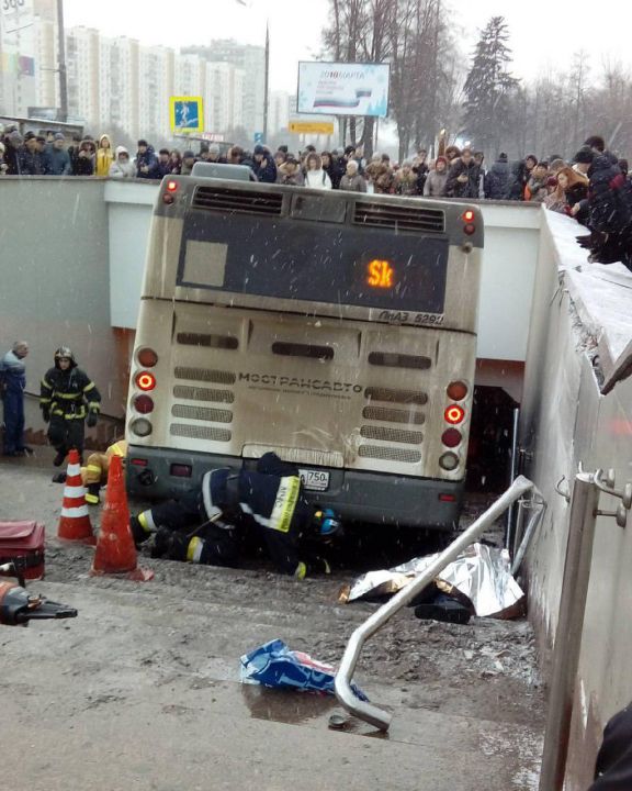В Москве автобус вылетел в подземный переход, погибли 4 человека (ВИДЕО, СПИСОК ПОГИБШИХ И ПОСТРАДАВШИХ) - фото 4