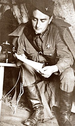 "Мы с тобою станем старше. Загрустим. Начнем седеть. На прудах на Патриарших// Не придется нам сидеть." - Иосиф Уткин - фото 4
