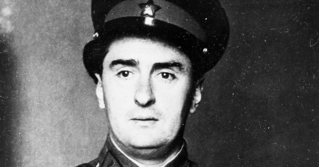 "Мы с тобою станем старше. Загрустим. Начнем седеть. На прудах на Патриарших// Не придется нам сидеть." - Иосиф Уткин - фото 5