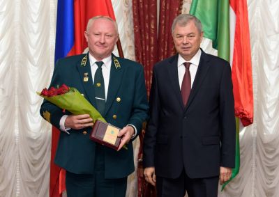 Министру лесного хозяйства Калужской области  Владимиру Васильевичу Макаркину вручена региональная награда - фото 1