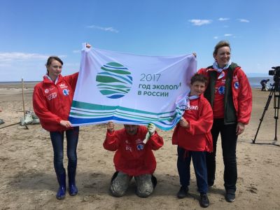 Километры старых рыбных сетей собрали участники субботника на Байкале - фото 1