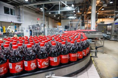 Участники XXI Экологического форума провели выездную встречу на заводе Coca-Cola HBC Россия в Москве - фото 1