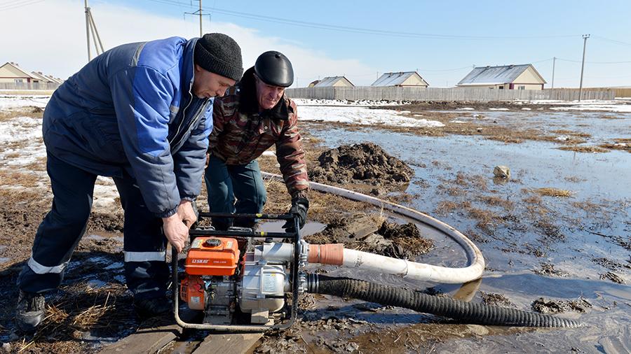 Из-за сильного паводка в Алтайском крае и Хакасии введен режим ЧС - фото 9