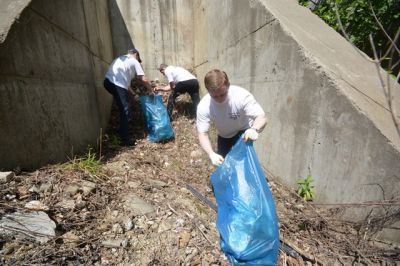 В Сочинском национальном парке волонтеры убрали 6 тонн мусора с берегов реки Мзымта - фото 1