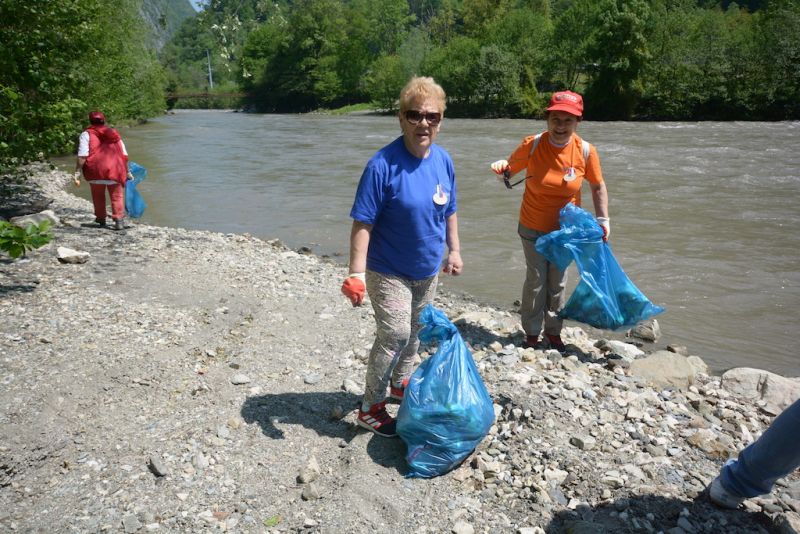 В Сочинском национальном парке волонтеры убрали 6 тонн мусора с берегов реки Мзымта - фото 2