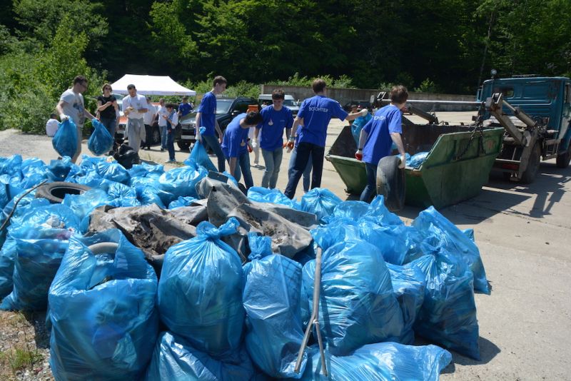 В Сочинском национальном парке волонтеры убрали 6 тонн мусора с берегов реки Мзымта - фото 5