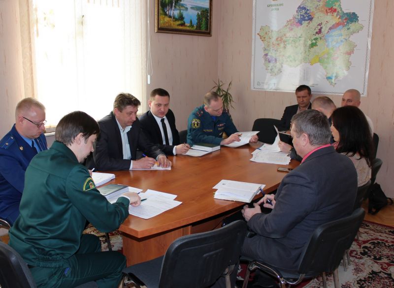 В Управлении лесами Брянской области состоялось совещание по вопросу обеспечения пожарной безопасности - фото 1