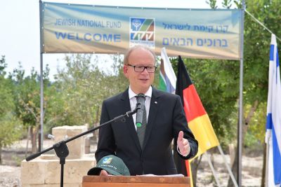 Президент федеральной земли Северный Рейн-Вестфалия посадил дерево в землю Израиля - фото 1