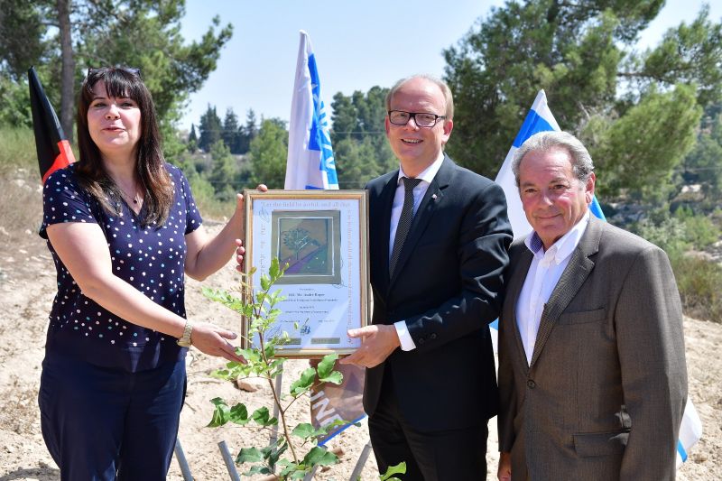 Президент федеральной земли Северный Рейн-Вестфалия посадил дерево в землю Израиля - фото 2
