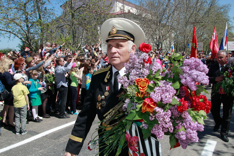 Марш с фото ветеранов