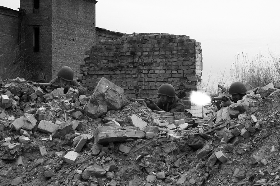 Реконструкция одного из эпизодов Сталинградской битвы - фото 12