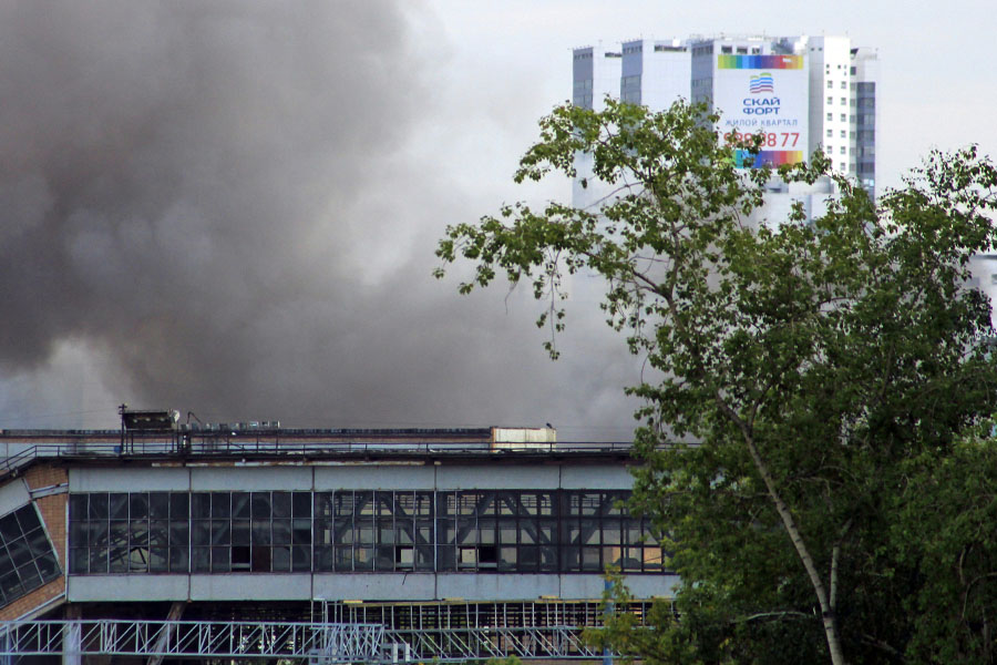 Пожар на заводе ЗИЛ - фото 2