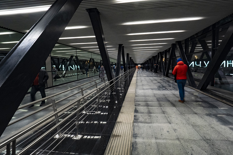 Наше новое метро и просторно и светло... - фото 4