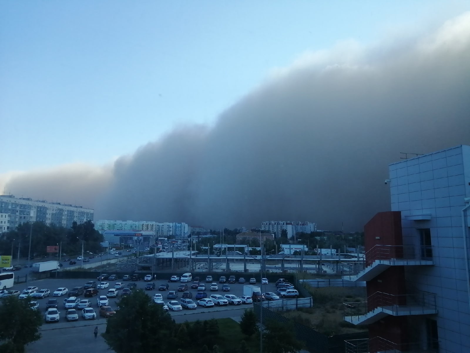 Песчаная буря в Астрахани стала результатом экологического дисбаланса в регионе - фото 1