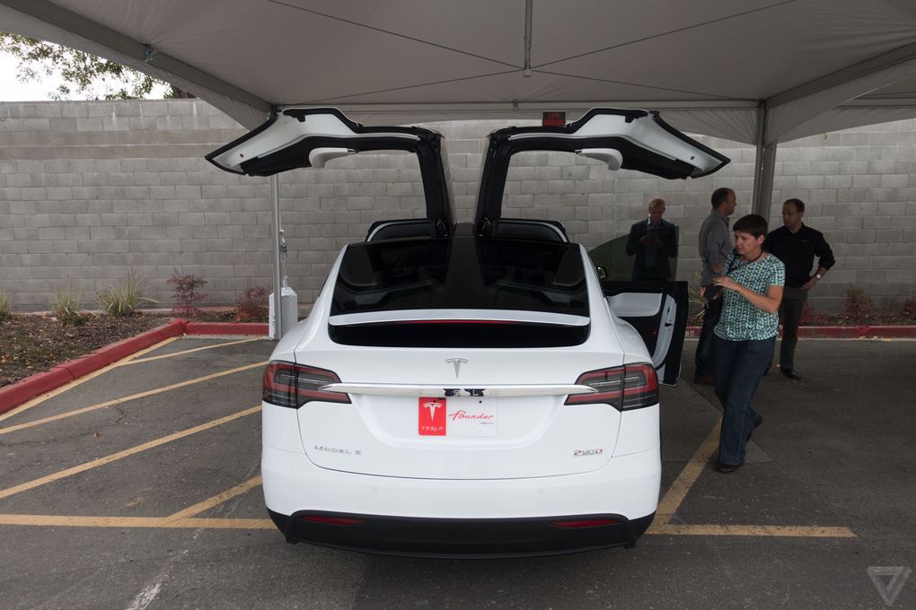  Tesla представила новый кроссовер Model X - фото 12