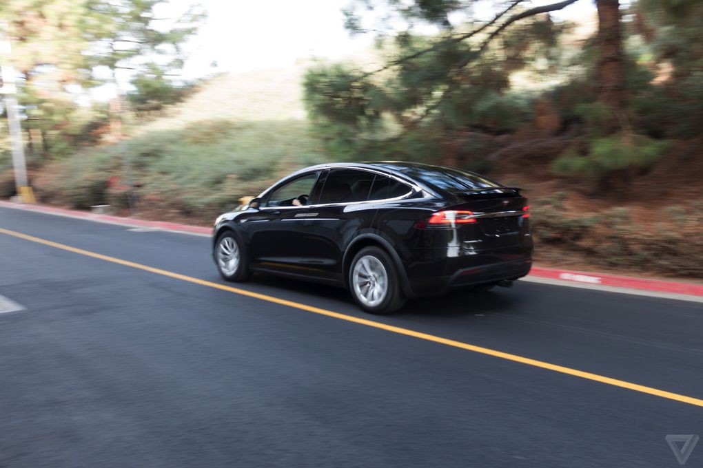  Tesla представила новый кроссовер Model X - фото 13