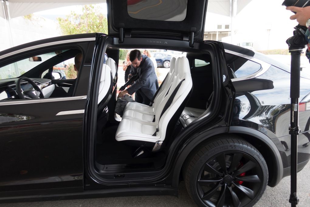  Tesla представила новый кроссовер Model X - фото 16