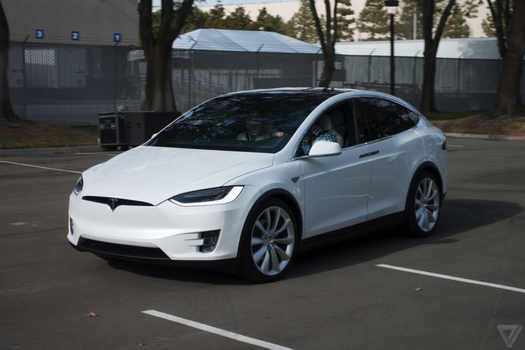  Tesla представила новый кроссовер Model X - фото 3