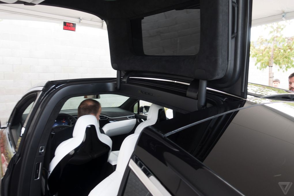  Tesla представила новый кроссовер Model X - фото 4