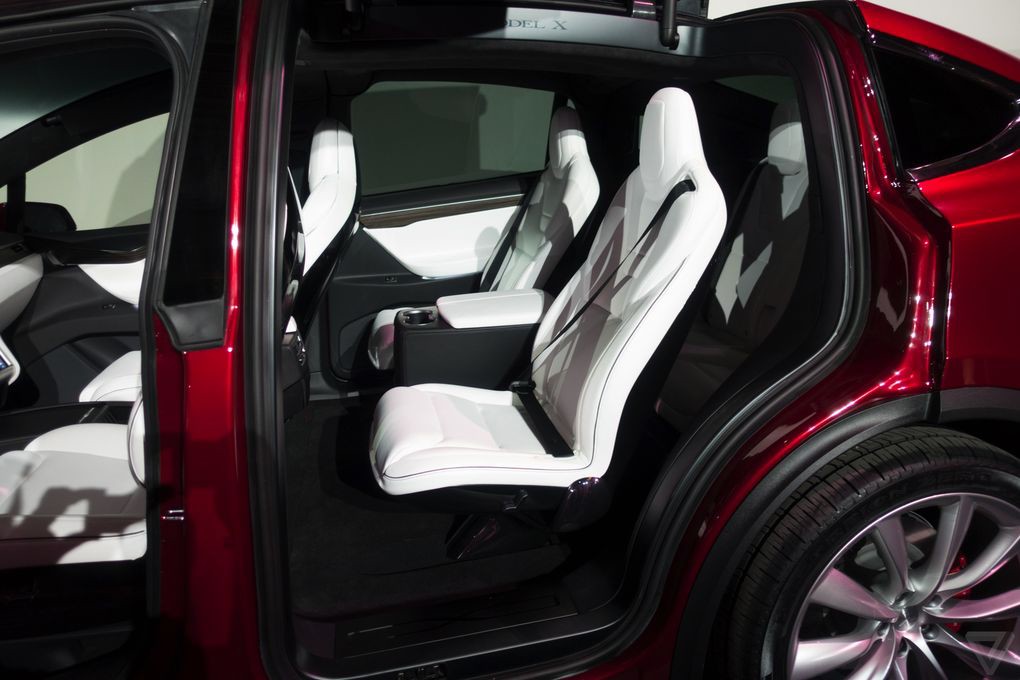  Tesla представила новый кроссовер Model X - фото 5