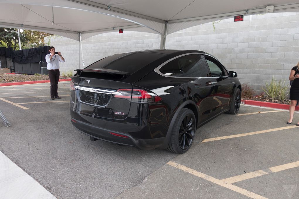  Tesla представила новый кроссовер Model X - фото 6
