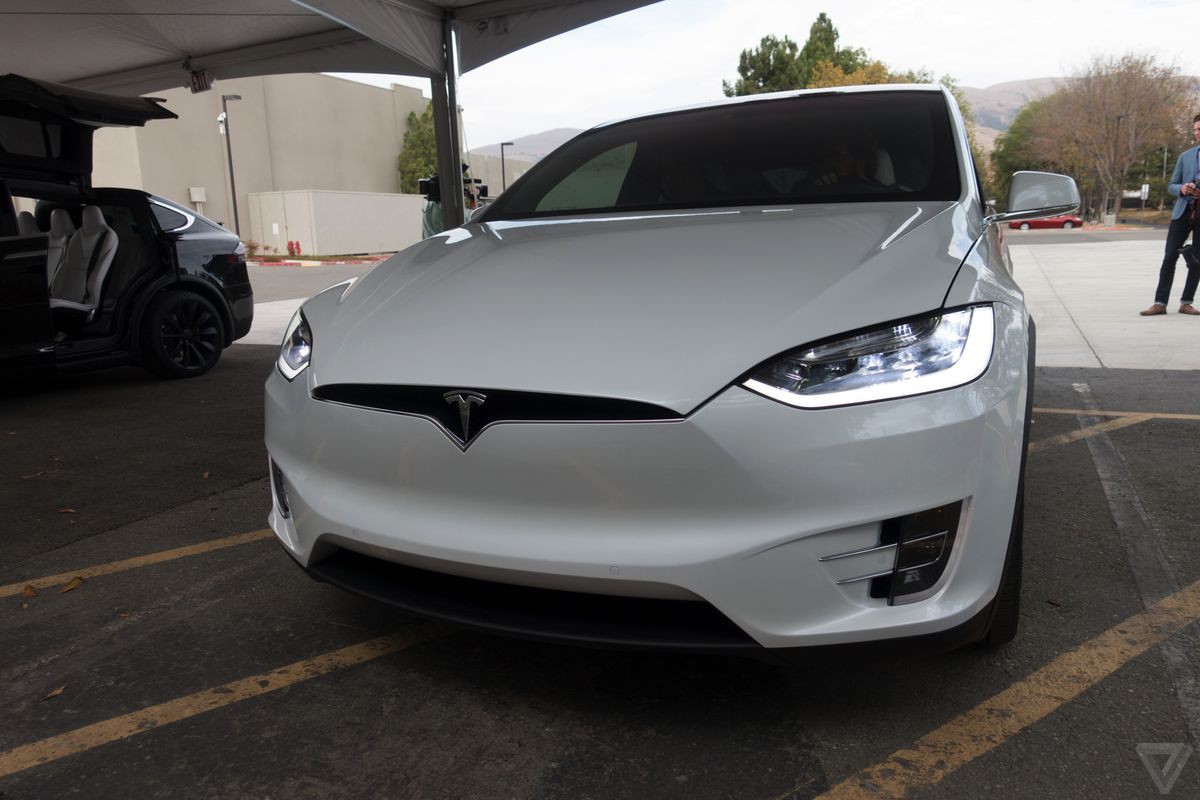  Tesla представила новый кроссовер Model X - фото 8