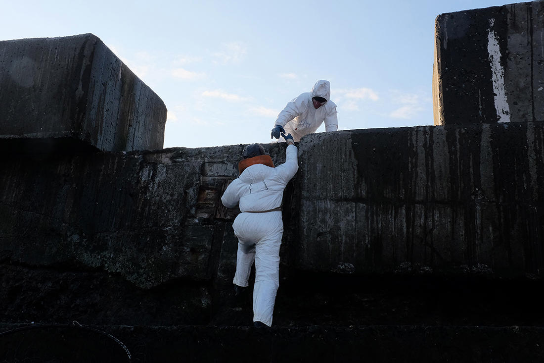  Волонтеры спасают побережье Невельска от нефтепродуктов - фото 6