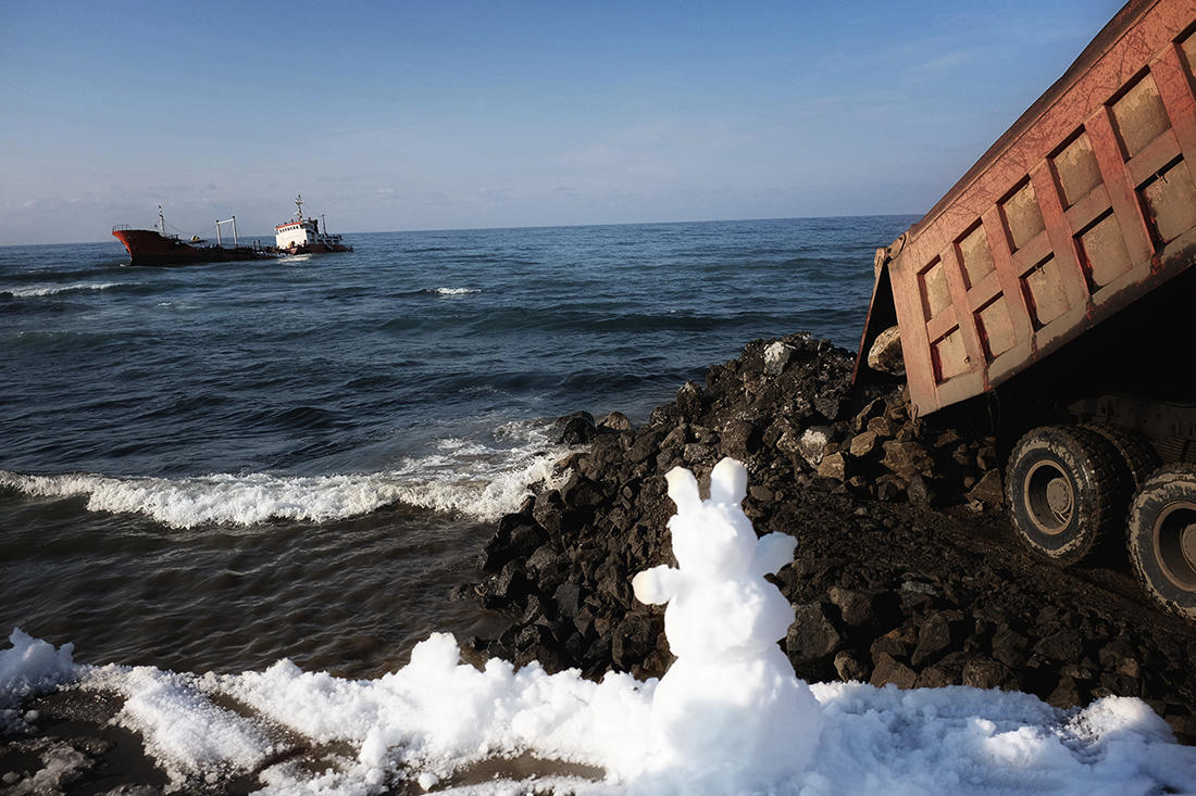  Волонтеры спасают побережье Невельска от нефтепродуктов - фото 9