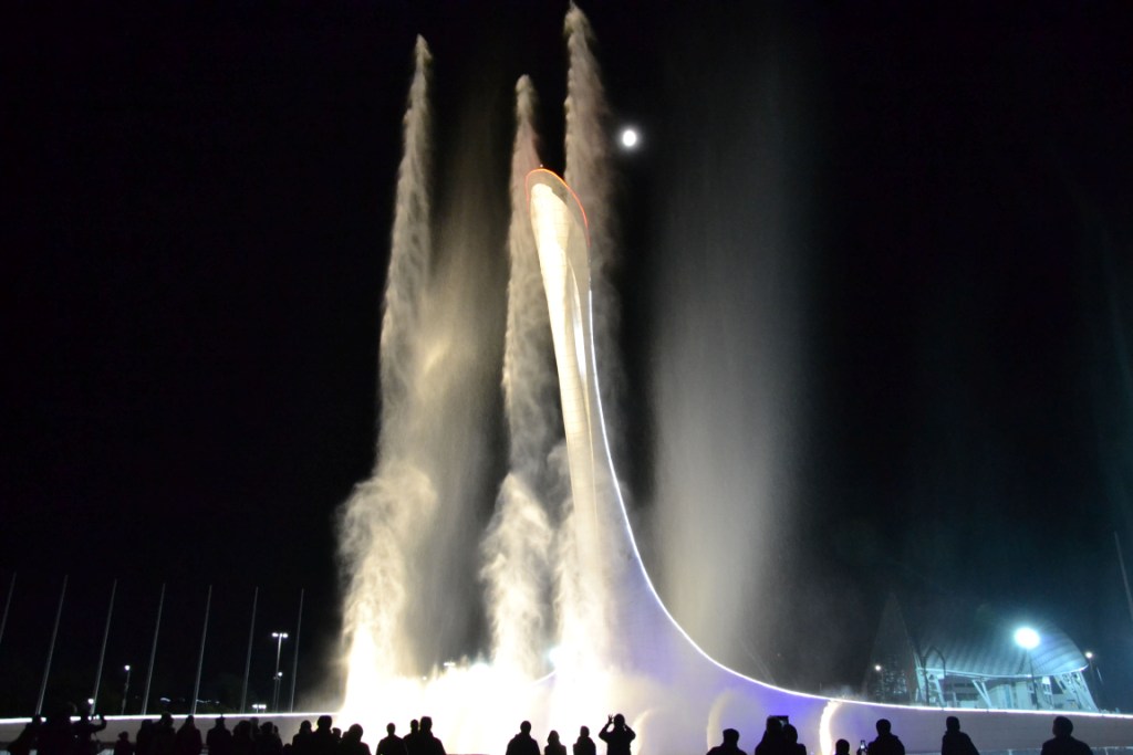  Поющий фонтан в Олимпийском парке Сочи - фото 8
