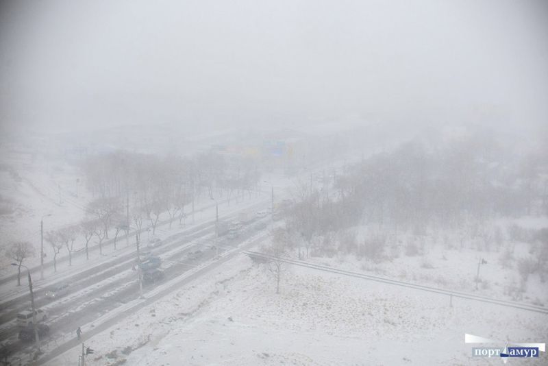  В Петербурге мощный снегопад переворачивает машины - фото 2