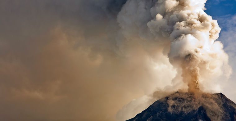  В России начал извержение самый высокий вулкан Евразии - фото 1