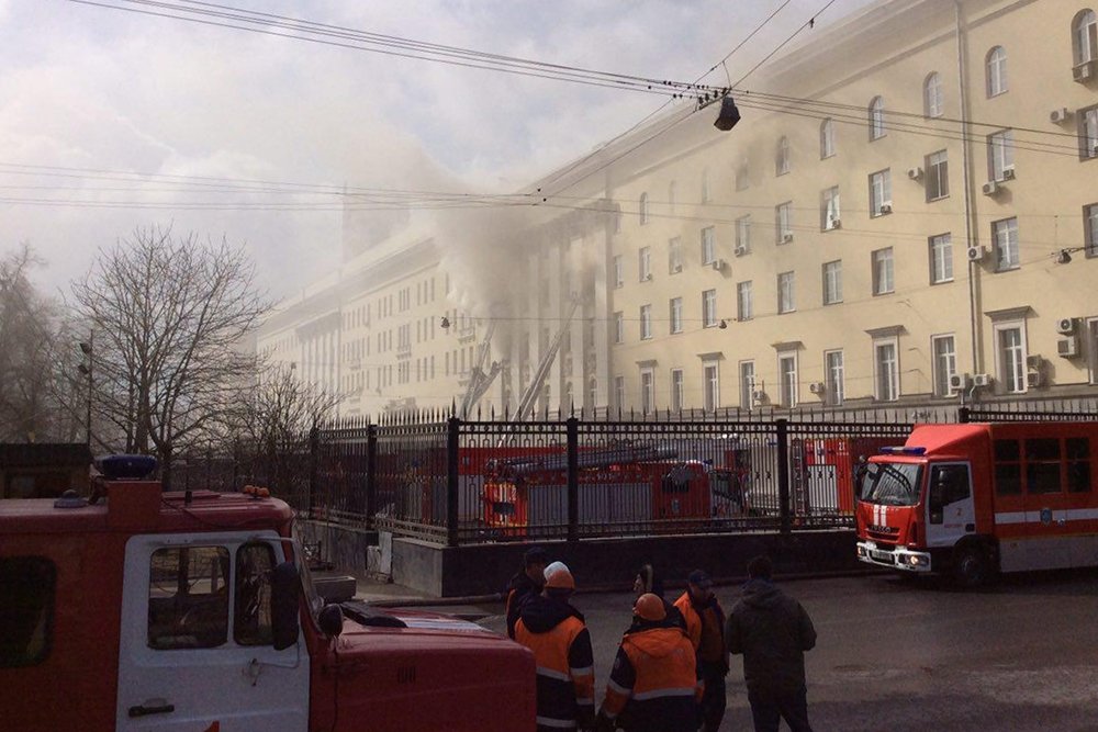  Пожар в здании Минобороны РФ на Знаменке (видео) - фото 3