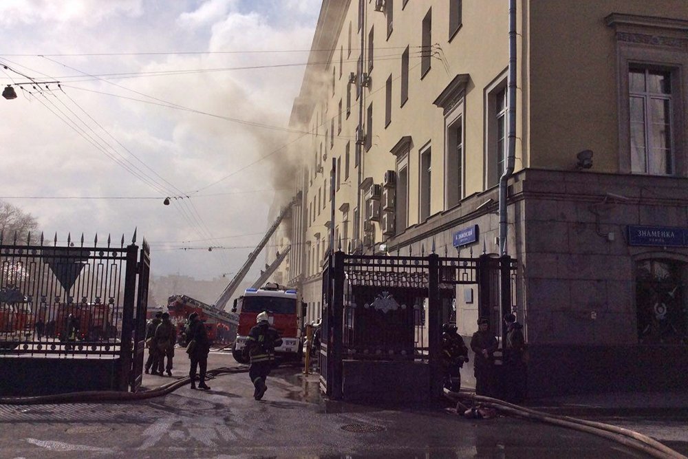  Пожар в здании Минобороны РФ на Знаменке (видео) - фото 7