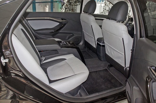  До конца года АвтоВАЗ выпустит 10 VIP-версий Lada Vesta - фото 3