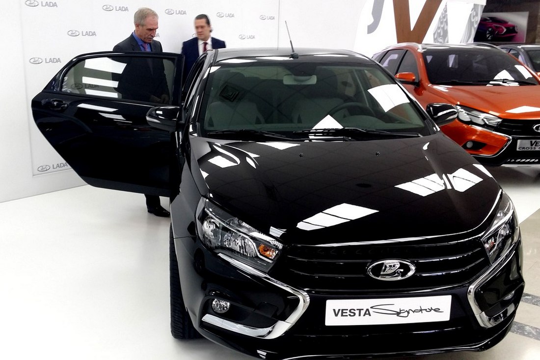  До конца года АвтоВАЗ выпустит 10 VIP-версий Lada Vesta - фото 4