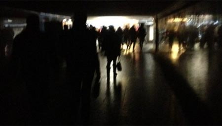  Станции московского метро погрузились во тьму - фото 4