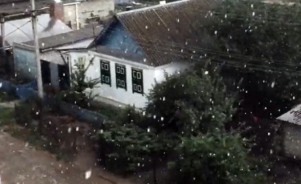  В центре Волгограда выпал и растаял июльский снег - фото 1
