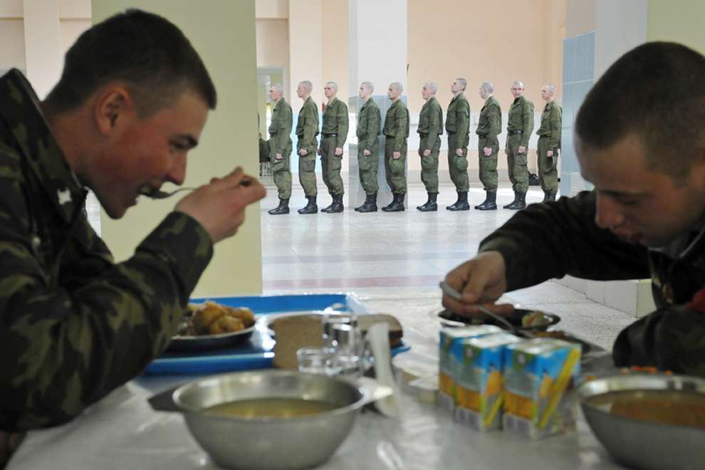 Как сегодня кормят срочников в армии? - фото 1