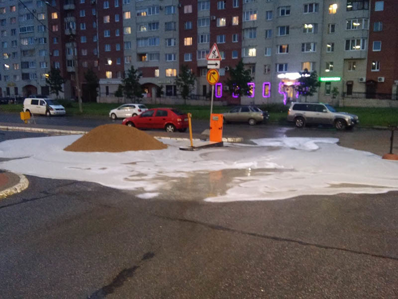  Почему на «Беговой» из метро бьют «глиняные» фонтаны - фото 2