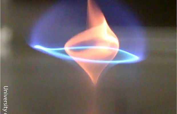 Американские ученые обнаружили новый вид огня в виде голубого смерча  - фото 1