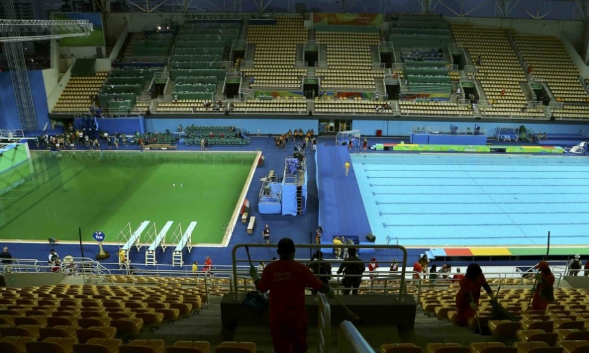  В олимпийском бассейне в Рио позеленела вода. ВИДЕО - фото 1
