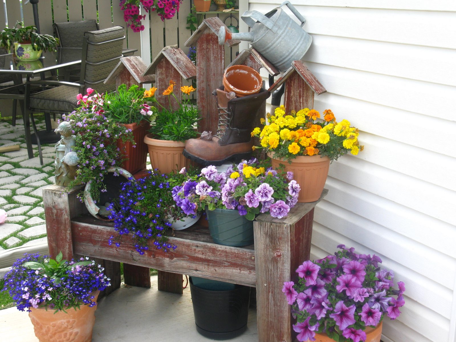 Фото клумбы с цветами возле дома своими руками
