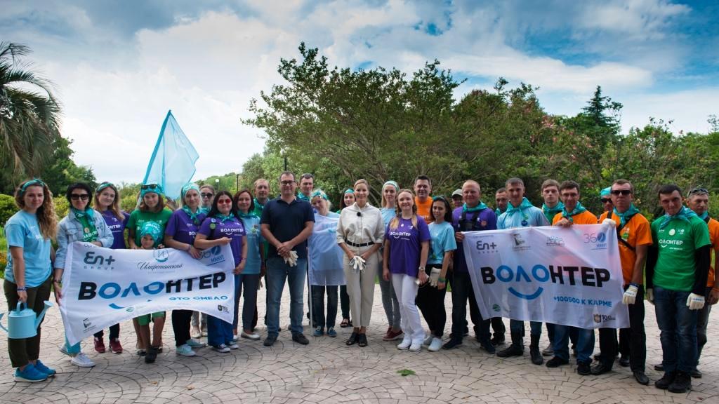 Волонтеры экомарафона En+ Group «360 минут» и Елена Летучая  приняли участие в благоустройстве дендрологического парка «Южные культуры»   - фото 1