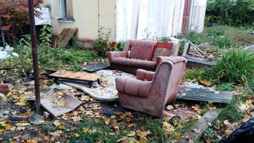  Из мусора   можно сделать...  передвижной дом - фото 8