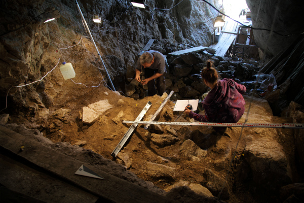  В Страшной пещере на Алтае нашли 50-тысячелетние останки  - фото 1