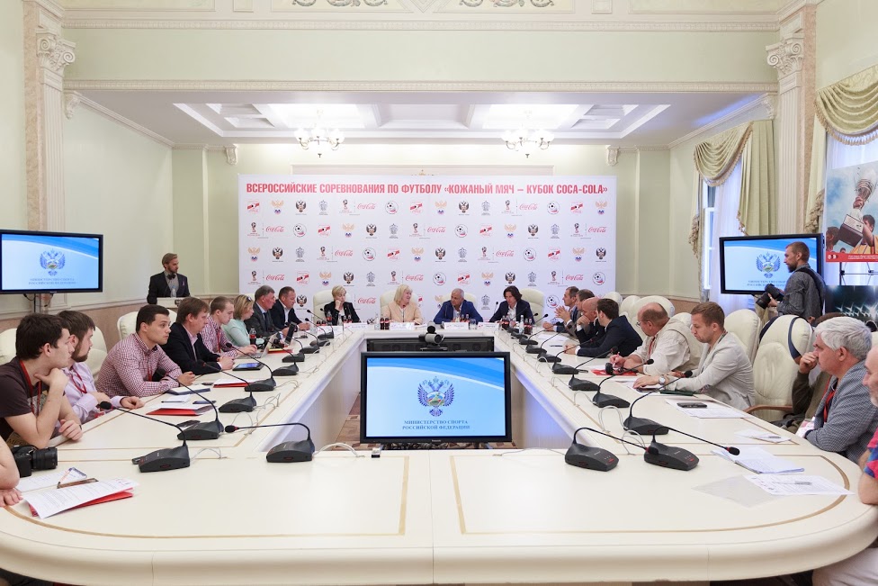  В Москве состоялась официальная пресс-конференция, посвященная стратегии развития и проведения турнира  «Кожаный мяч – Кубок Coca-Cola» - фото 8