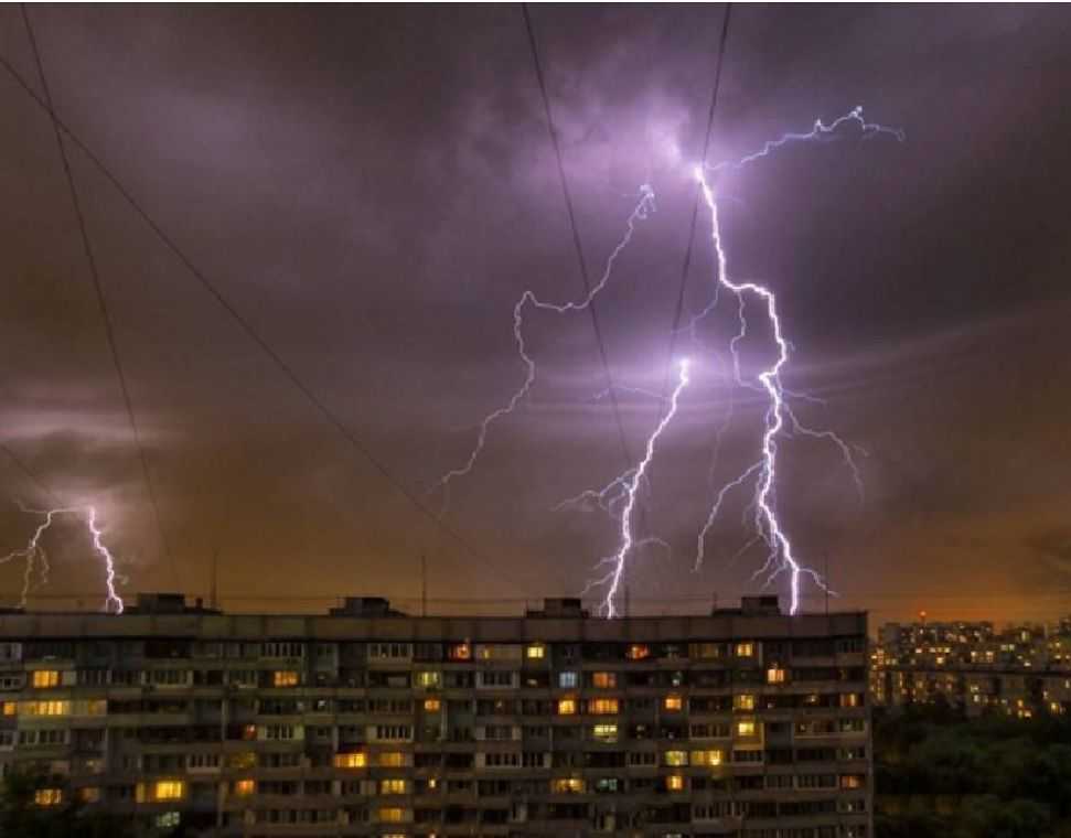  Подробности урагана в Подмосковье: падали дома и деревья, погибли двое - фото 17