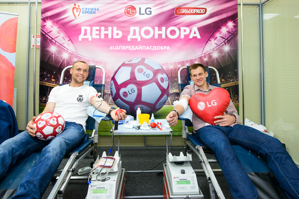 Футбольный День донора LG и «Эльдорадо» с Денисом Глушаковым и Артемом Ребровым  - фото 4